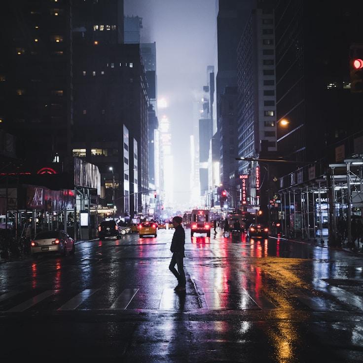 Parents evaluating schools in France